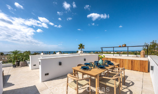 Villa de alta gama junto a la playa con terraza solárium y jacuzzi con vistas al mar en venta al este del centro de Marbella 799202 