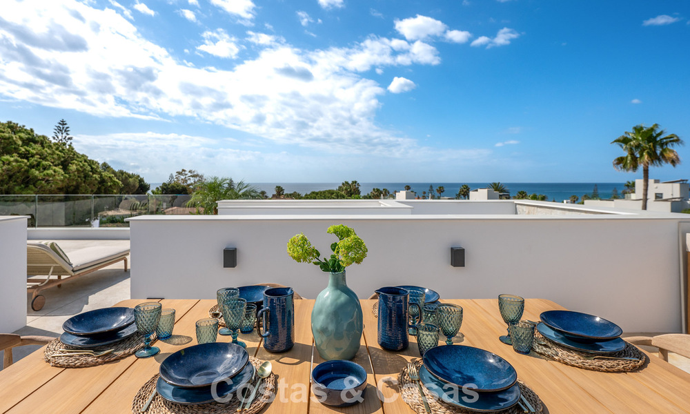 Villa de alta gama junto a la playa con terraza solárium y jacuzzi con vistas al mar en venta al este del centro de Marbella 799203