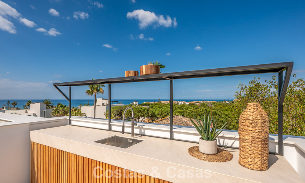 Villa de alta gama junto a la playa con terraza solárium y jacuzzi con vistas al mar en venta al este del centro de Marbella 799204