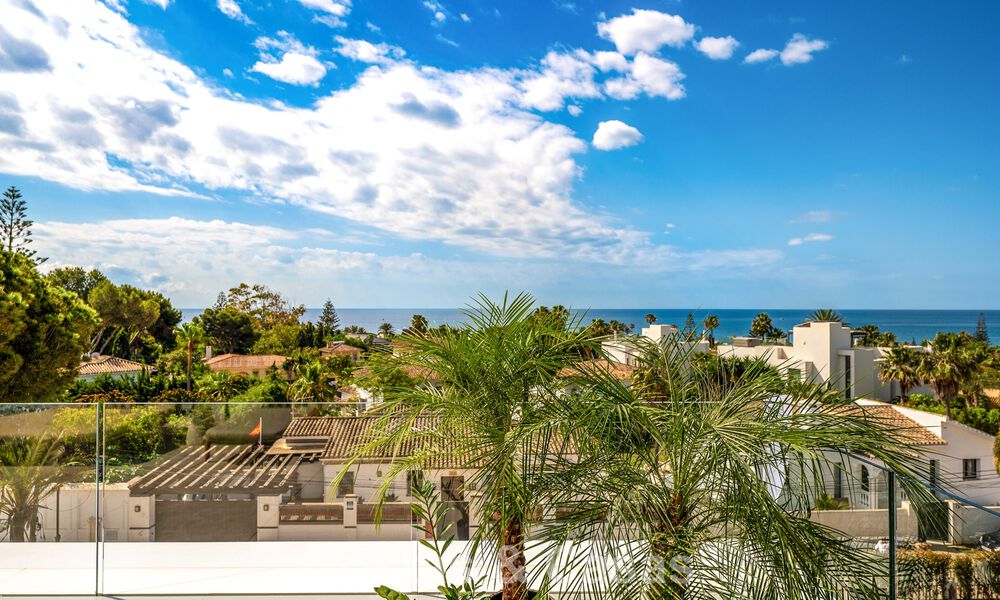 Villa de alta gama junto a la playa con terraza solárium y jacuzzi con vistas al mar en venta al este del centro de Marbella 799205