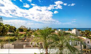 Villa de alta gama junto a la playa con terraza solárium y jacuzzi con vistas al mar en venta al este del centro de Marbella 799205 