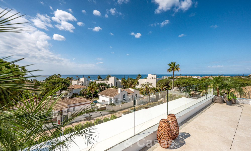 Villa de alta gama junto a la playa con terraza solárium y jacuzzi con vistas al mar en venta al este del centro de Marbella 799206