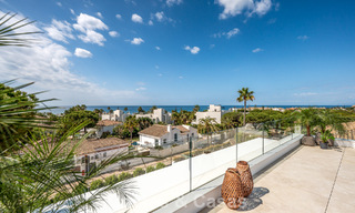 Villa de alta gama junto a la playa con terraza solárium y jacuzzi con vistas al mar en venta al este del centro de Marbella 799206 