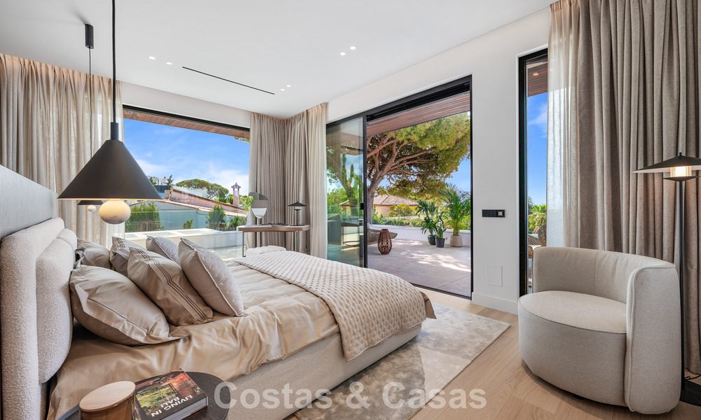 Villa de alta gama junto a la playa con terraza solárium y jacuzzi con vistas al mar en venta al este del centro de Marbella 799208