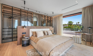 Villa de alta gama junto a la playa con terraza solárium y jacuzzi con vistas al mar en venta al este del centro de Marbella 799210 