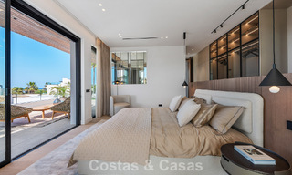 Villa de alta gama junto a la playa con terraza solárium y jacuzzi con vistas al mar en venta al este del centro de Marbella 799211 