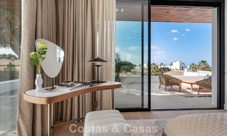 Villa de alta gama junto a la playa con terraza solárium y jacuzzi con vistas al mar en venta al este del centro de Marbella 799213 