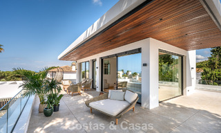 Villa de alta gama junto a la playa con terraza solárium y jacuzzi con vistas al mar en venta al este del centro de Marbella 799215 
