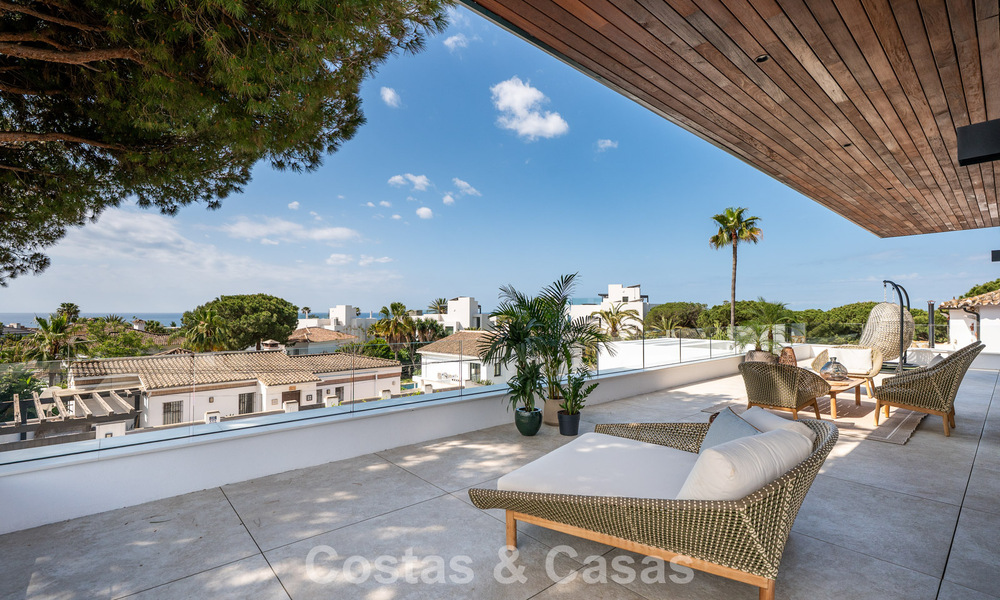 Villa de alta gama junto a la playa con terraza solárium y jacuzzi con vistas al mar en venta al este del centro de Marbella 799216