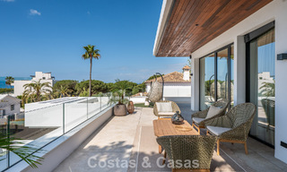 Villa de alta gama junto a la playa con terraza solárium y jacuzzi con vistas al mar en venta al este del centro de Marbella 799217 