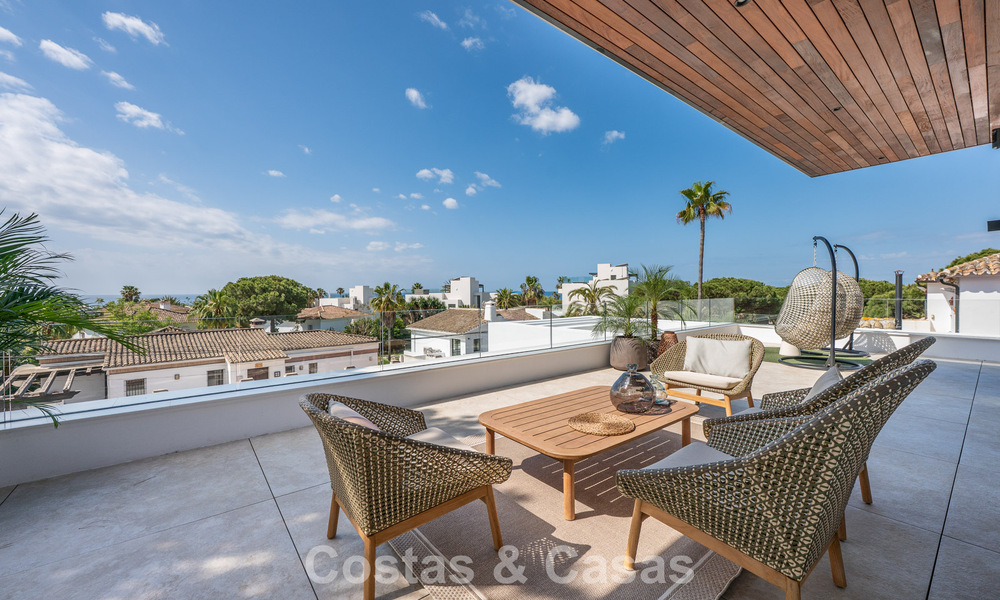 Villa de alta gama junto a la playa con terraza solárium y jacuzzi con vistas al mar en venta al este del centro de Marbella 799218