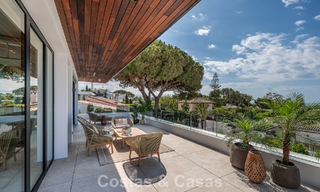 Villa de alta gama junto a la playa con terraza solárium y jacuzzi con vistas al mar en venta al este del centro de Marbella 799219 