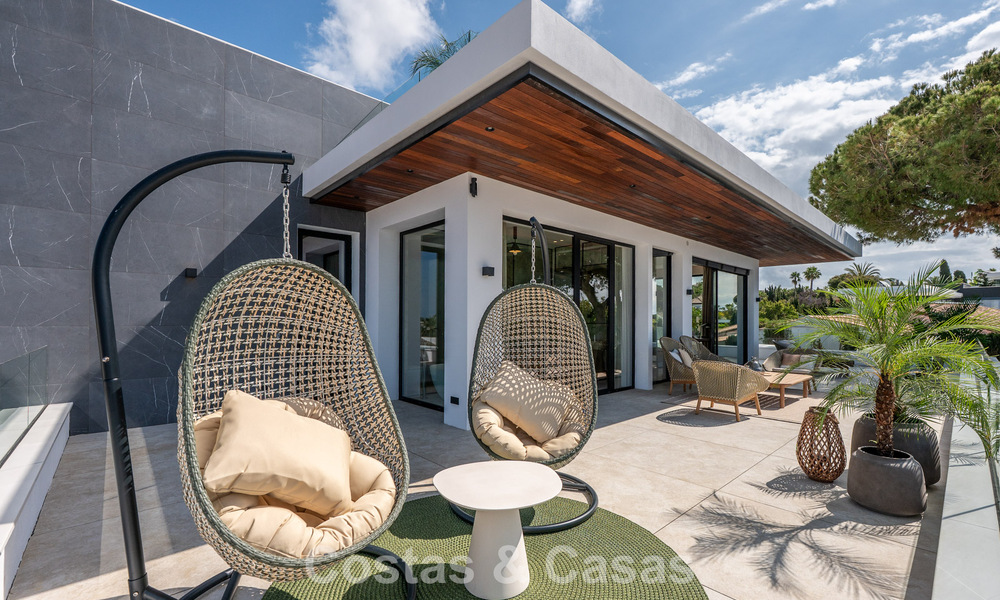 Villa de alta gama junto a la playa con terraza solárium y jacuzzi con vistas al mar en venta al este del centro de Marbella 799220
