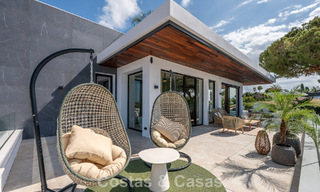 Villa de alta gama junto a la playa con terraza solárium y jacuzzi con vistas al mar en venta al este del centro de Marbella 799220 