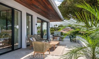 Villa de alta gama junto a la playa con terraza solárium y jacuzzi con vistas al mar en venta al este del centro de Marbella 799221 