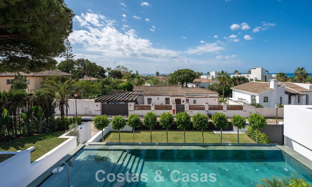 Villa de alta gama junto a la playa con terraza solárium y jacuzzi con vistas al mar en venta al este del centro de Marbella 799222