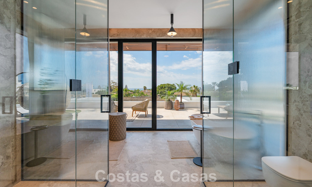 Villa de alta gama junto a la playa con terraza solárium y jacuzzi con vistas al mar en venta al este del centro de Marbella 799223