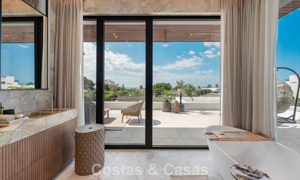 Villa de alta gama junto a la playa con terraza solárium y jacuzzi con vistas al mar en venta al este del centro de Marbella 799224