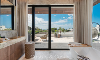 Villa de alta gama junto a la playa con terraza solárium y jacuzzi con vistas al mar en venta al este del centro de Marbella 799224 