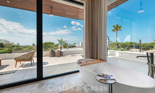 Villa de alta gama junto a la playa con terraza solárium y jacuzzi con vistas al mar en venta al este del centro de Marbella 799225 