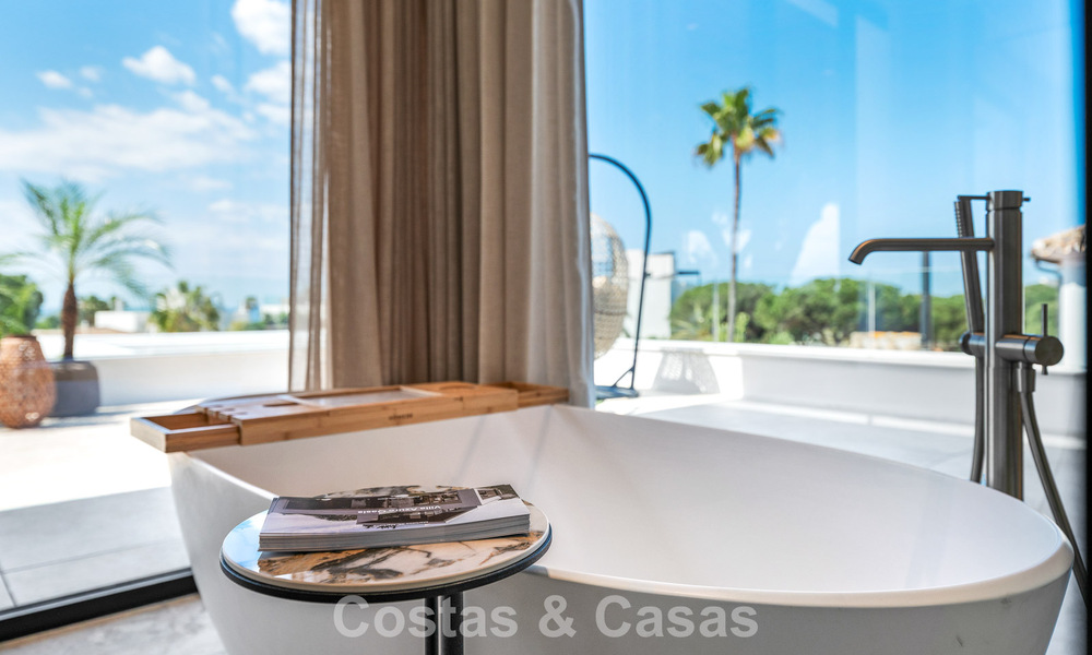 Villa de alta gama junto a la playa con terraza solárium y jacuzzi con vistas al mar en venta al este del centro de Marbella 799226