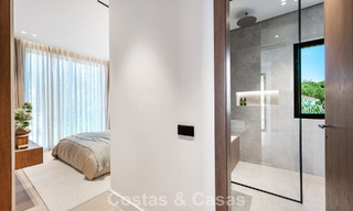 Villa de alta gama junto a la playa con terraza solárium y jacuzzi con vistas al mar en venta al este del centro de Marbella 799227 