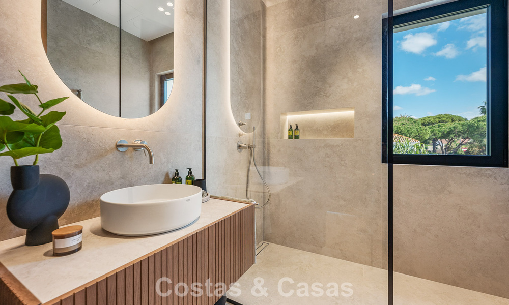 Villa de alta gama junto a la playa con terraza solárium y jacuzzi con vistas al mar en venta al este del centro de Marbella 799231
