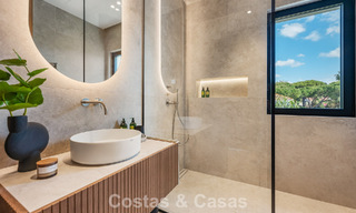 Villa de alta gama junto a la playa con terraza solárium y jacuzzi con vistas al mar en venta al este del centro de Marbella 799231 
