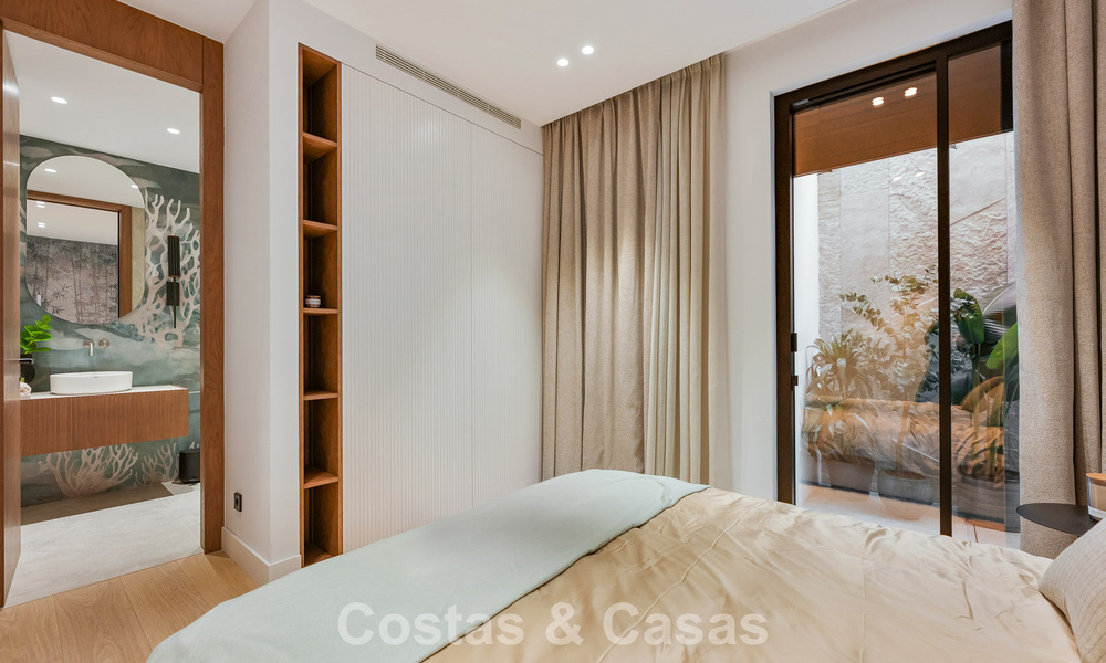Villa de alta gama junto a la playa con terraza solárium y jacuzzi con vistas al mar en venta al este del centro de Marbella 799234