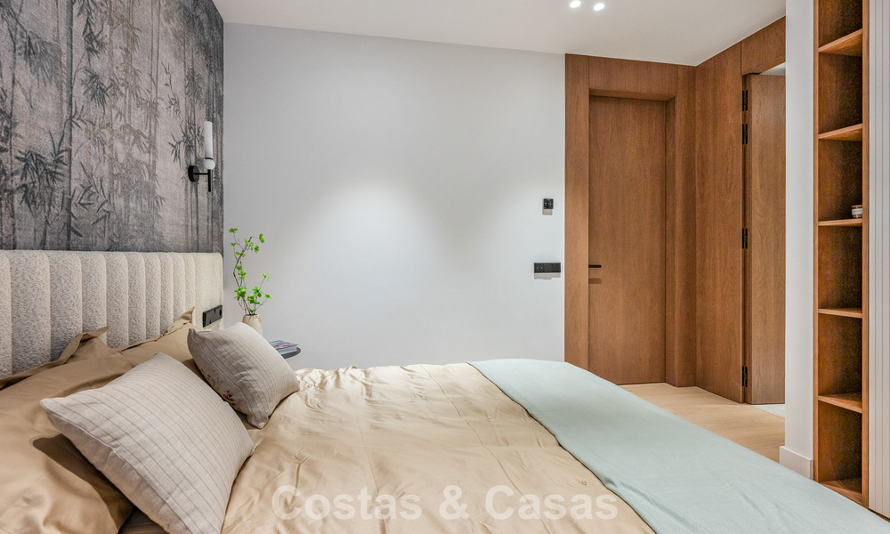 Villa de alta gama junto a la playa con terraza solárium y jacuzzi con vistas al mar en venta al este del centro de Marbella 799235