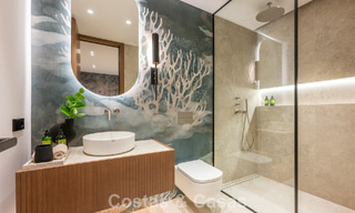Villa de alta gama junto a la playa con terraza solárium y jacuzzi con vistas al mar en venta al este del centro de Marbella 799236 