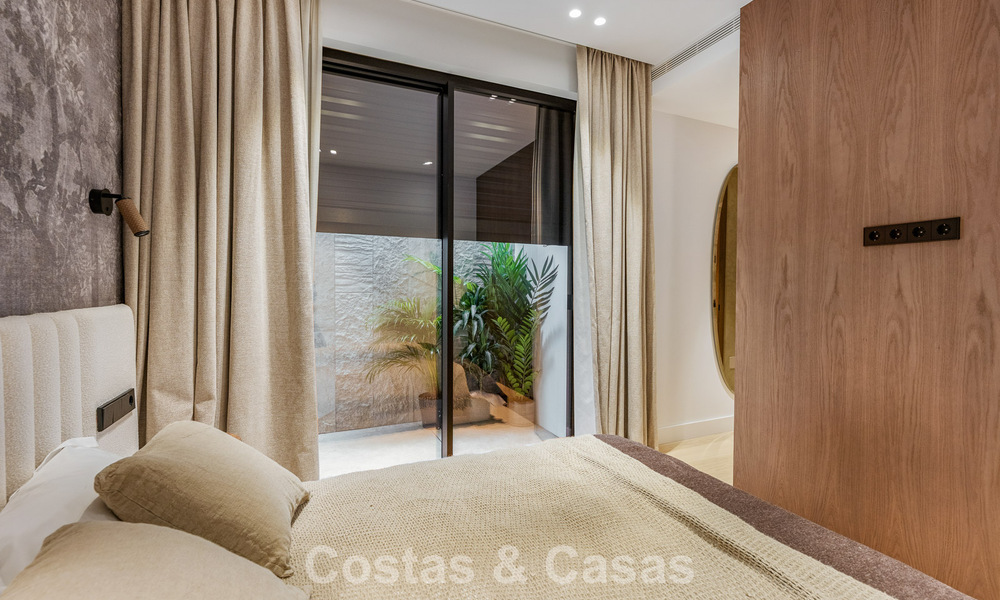 Villa de alta gama junto a la playa con terraza solárium y jacuzzi con vistas al mar en venta al este del centro de Marbella 799241