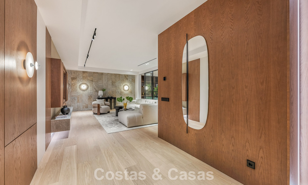 Villa de alta gama junto a la playa con terraza solárium y jacuzzi con vistas al mar en venta al este del centro de Marbella 799246