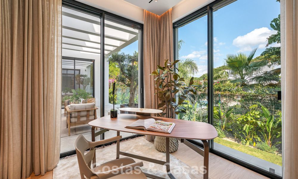 Villa de alta gama junto a la playa con terraza solárium y jacuzzi con vistas al mar en venta al este del centro de Marbella 799263