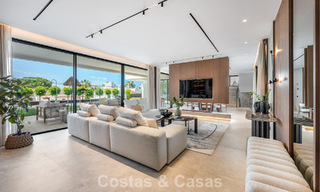 Villa de alta gama junto a la playa con terraza solárium y jacuzzi con vistas al mar en venta al este del centro de Marbella 799267 