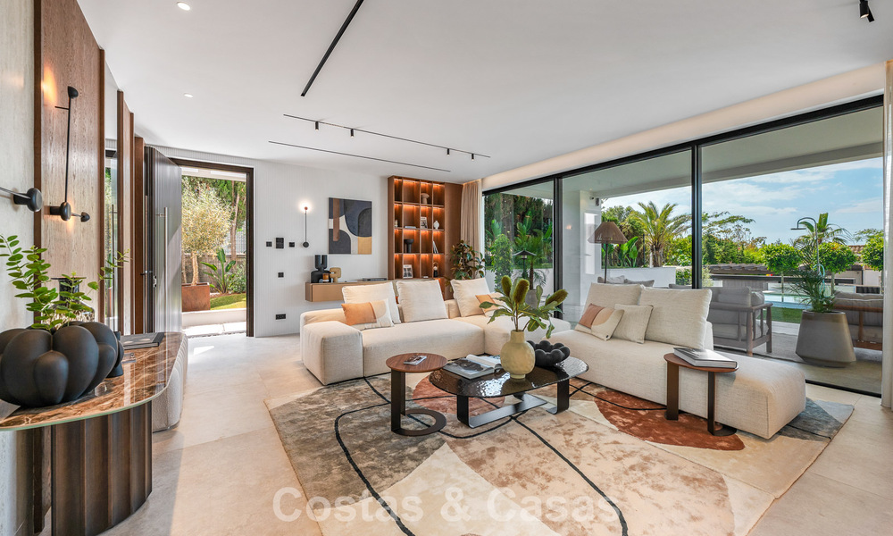 Villa de alta gama junto a la playa con terraza solárium y jacuzzi con vistas al mar en venta al este del centro de Marbella 799268