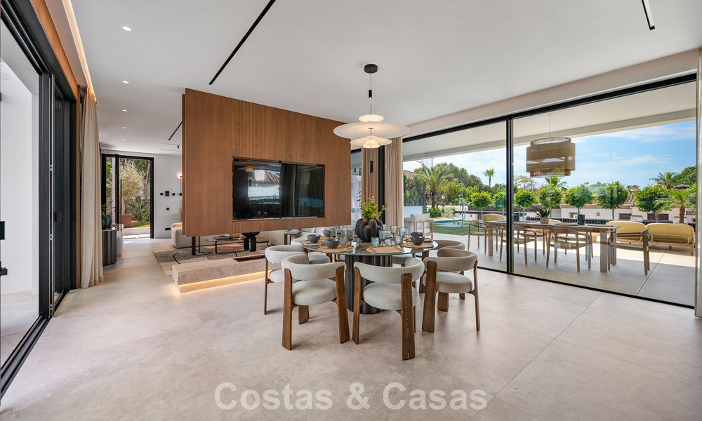 Villa de alta gama junto a la playa con terraza solárium y jacuzzi con vistas al mar en venta al este del centro de Marbella 799272