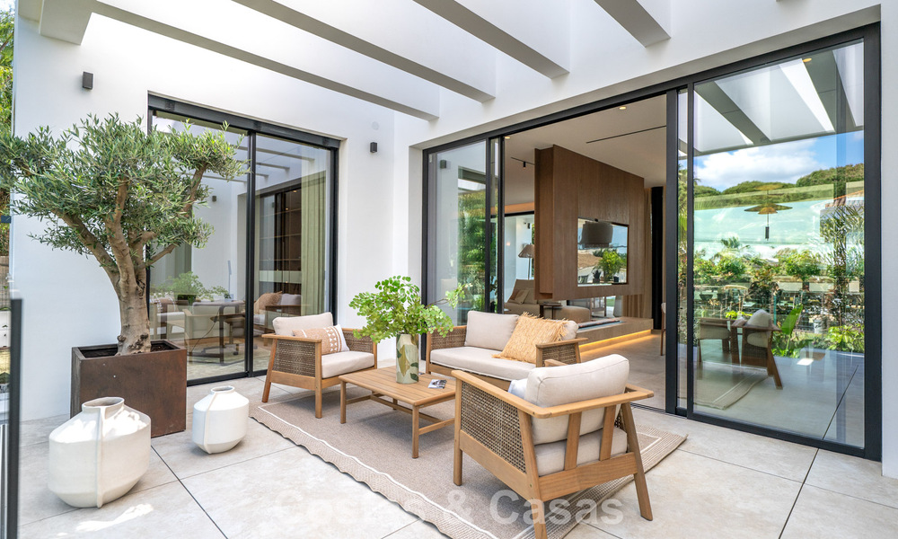 Villa de alta gama junto a la playa con terraza solárium y jacuzzi con vistas al mar en venta al este del centro de Marbella 799276