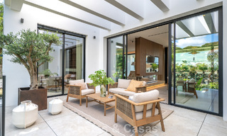 Villa de alta gama junto a la playa con terraza solárium y jacuzzi con vistas al mar en venta al este del centro de Marbella 799276 