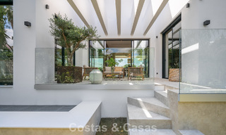 Villa de alta gama junto a la playa con terraza solárium y jacuzzi con vistas al mar en venta al este del centro de Marbella 799277 