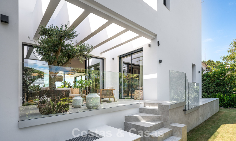Villa de alta gama junto a la playa con terraza solárium y jacuzzi con vistas al mar en venta al este del centro de Marbella 799278