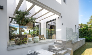 Villa de alta gama junto a la playa con terraza solárium y jacuzzi con vistas al mar en venta al este del centro de Marbella 799278 