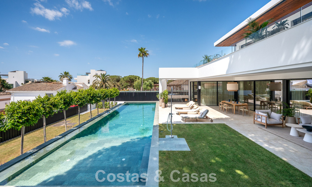 Villa de alta gama junto a la playa con terraza solárium y jacuzzi con vistas al mar en venta al este del centro de Marbella 799279