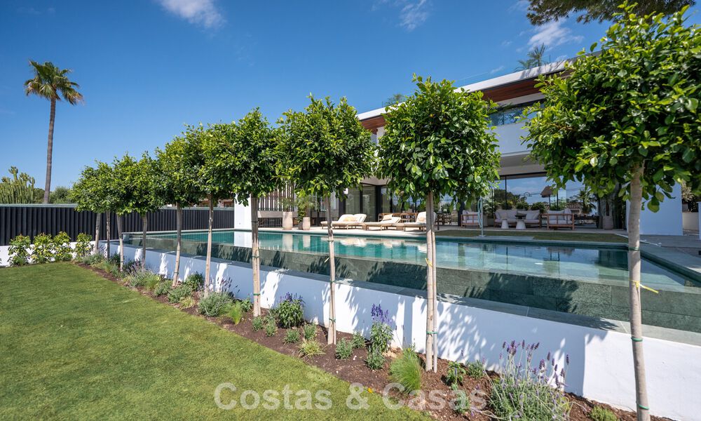 Villa de alta gama junto a la playa con terraza solárium y jacuzzi con vistas al mar en venta al este del centro de Marbella 799280