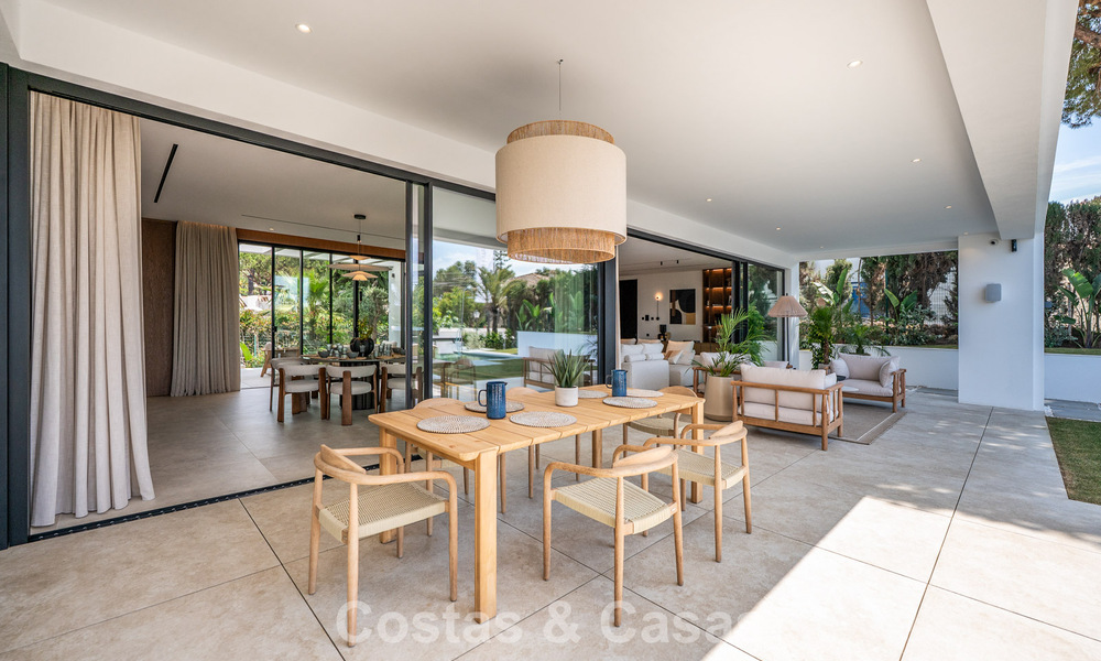 Villa de alta gama junto a la playa con terraza solárium y jacuzzi con vistas al mar en venta al este del centro de Marbella 799281