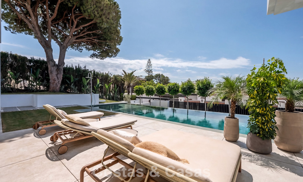 Villa de alta gama junto a la playa con terraza solárium y jacuzzi con vistas al mar en venta al este del centro de Marbella 799282