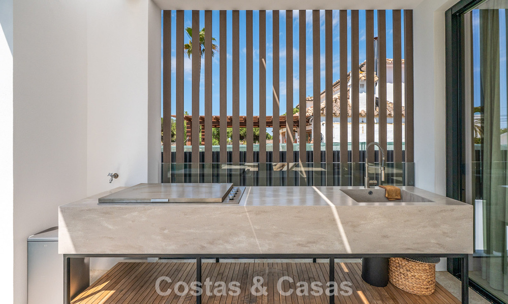Villa de alta gama junto a la playa con terraza solárium y jacuzzi con vistas al mar en venta al este del centro de Marbella 799283