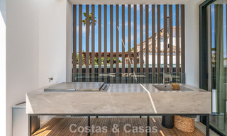Villa de alta gama junto a la playa con terraza solárium y jacuzzi con vistas al mar en venta al este del centro de Marbella 799283 