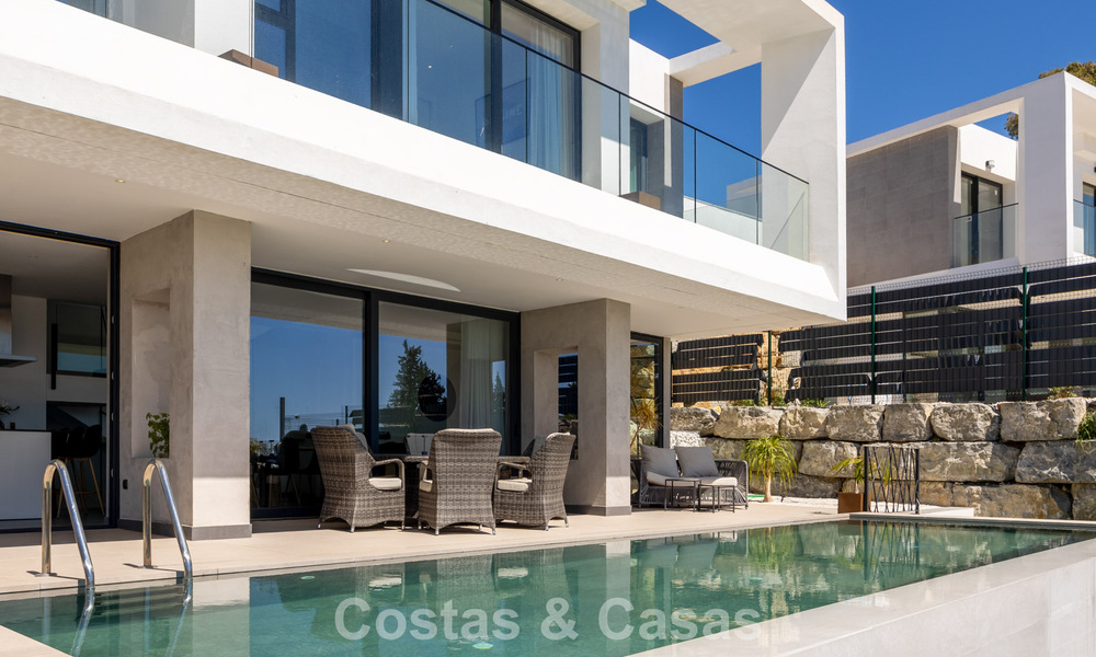 Villa moderna y lista para entrar a vivir en venta en una exclusiva zona de golf cerca del centro de Estepona 799448