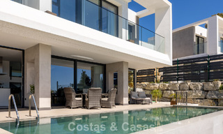 Villa moderna y lista para entrar a vivir en venta en una exclusiva zona de golf cerca del centro de Estepona 799448 